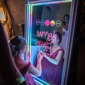 image qui montre une fille en train de signer sa photo sur le photobooth miroir